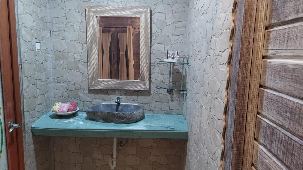 Sarinah Beach - Bistro & Bungalow Batununggul Dış mekan fotoğraf